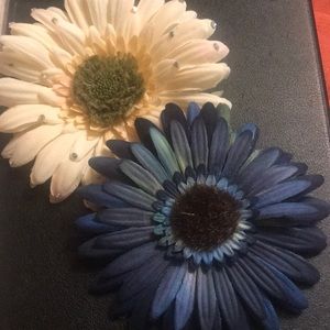 Flower pins navy & pale yellow